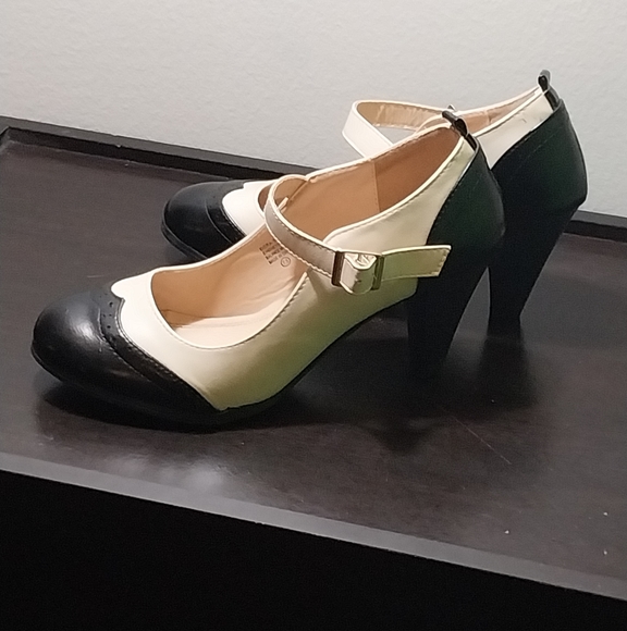Black and white Mary Janes - Picture 2 of 4
